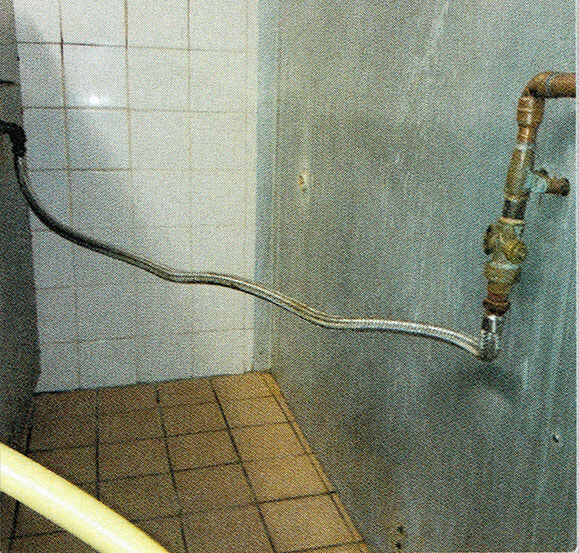 Incorrect hose (Water hose), no bayonet (RIDDOR REPORTABLE)